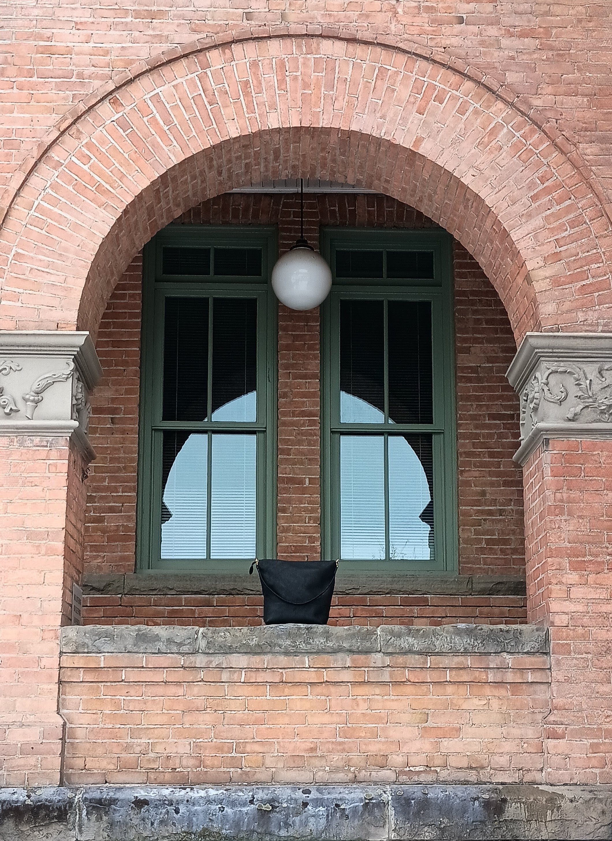 Zip-top single strap tote