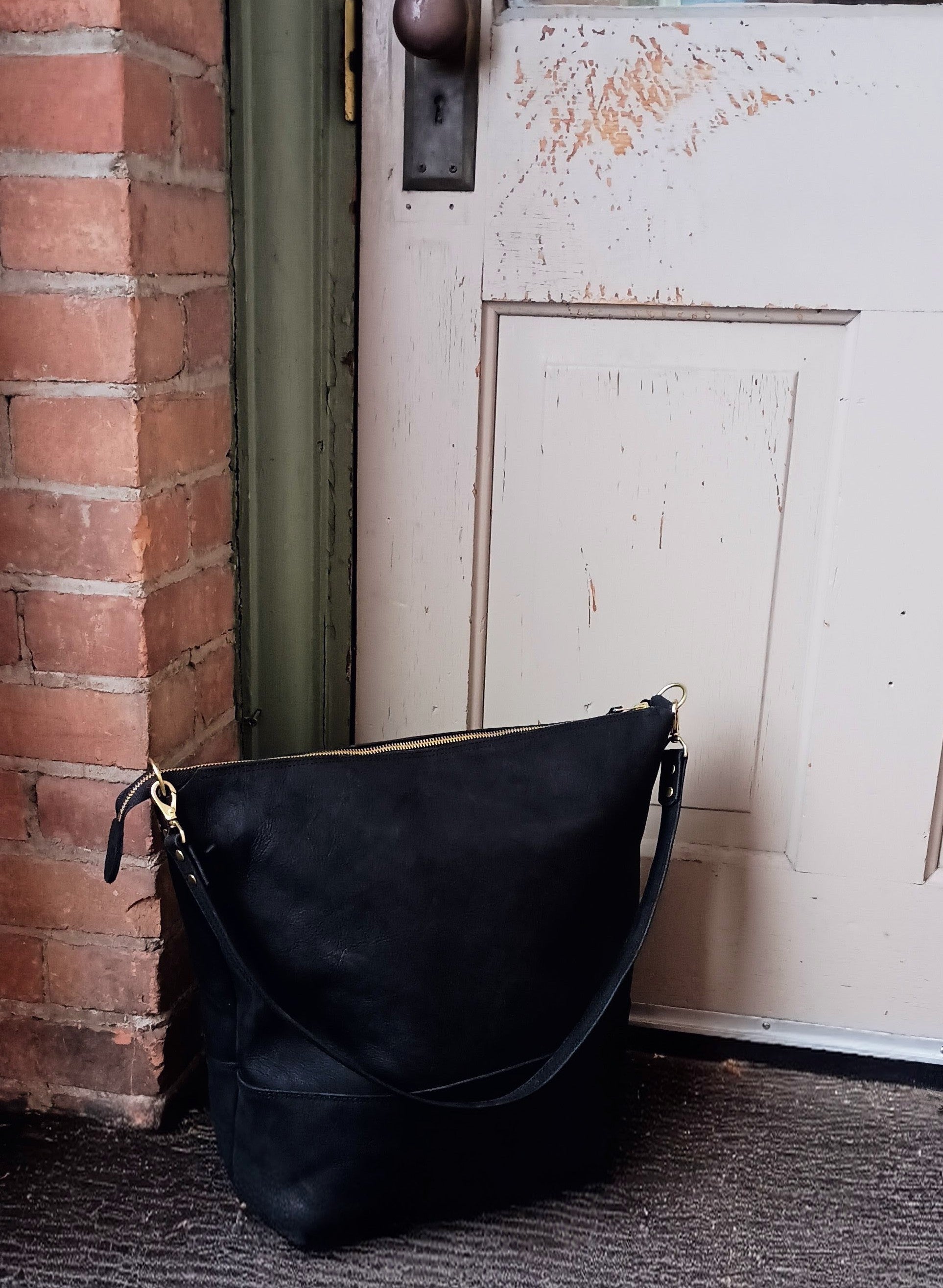 Zip-top single strap tote