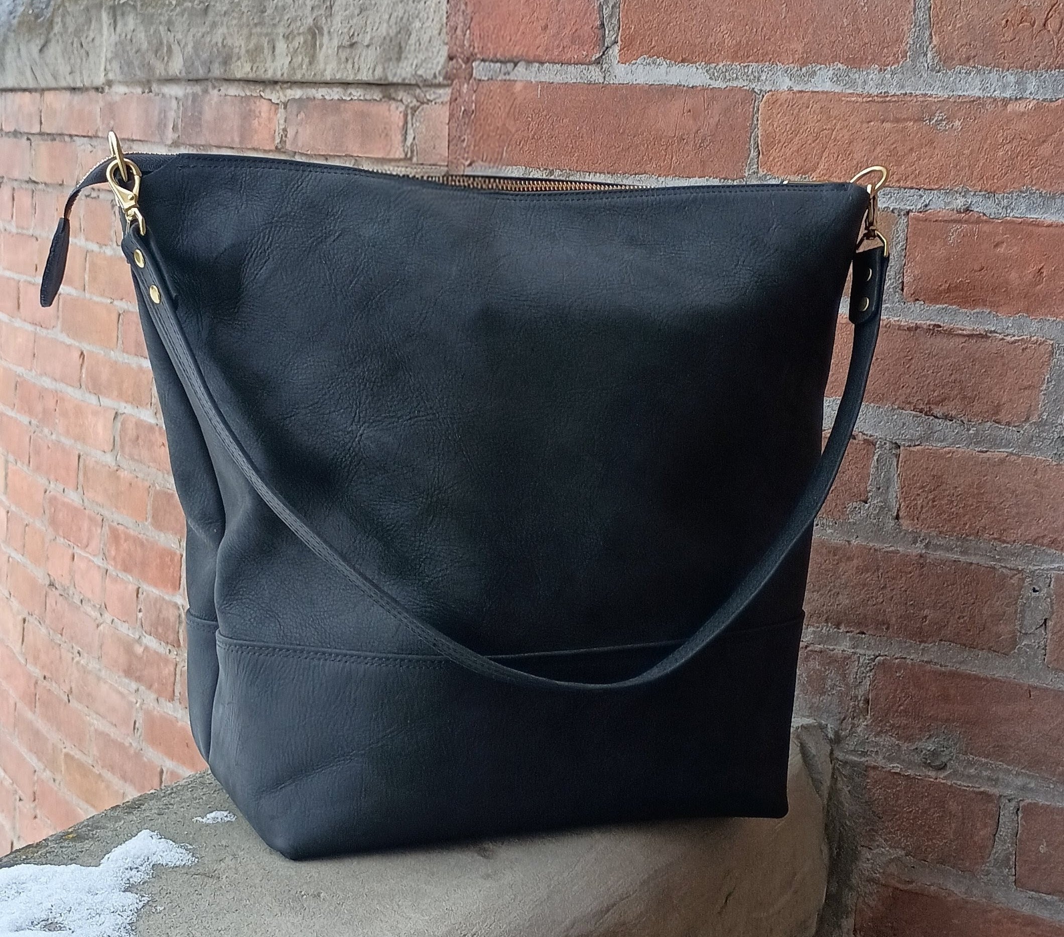 Zip-top single strap tote