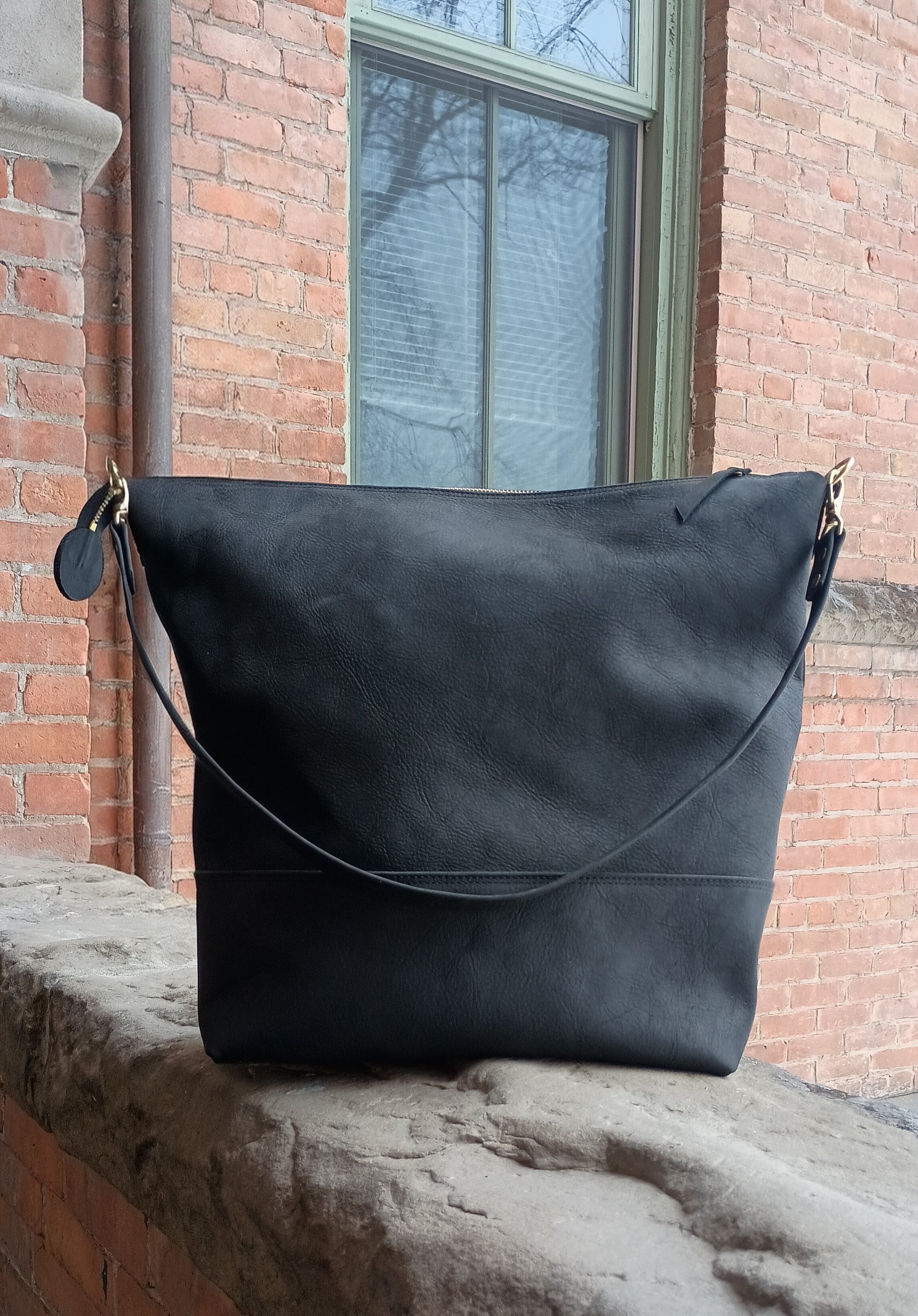 Zip-top single strap tote