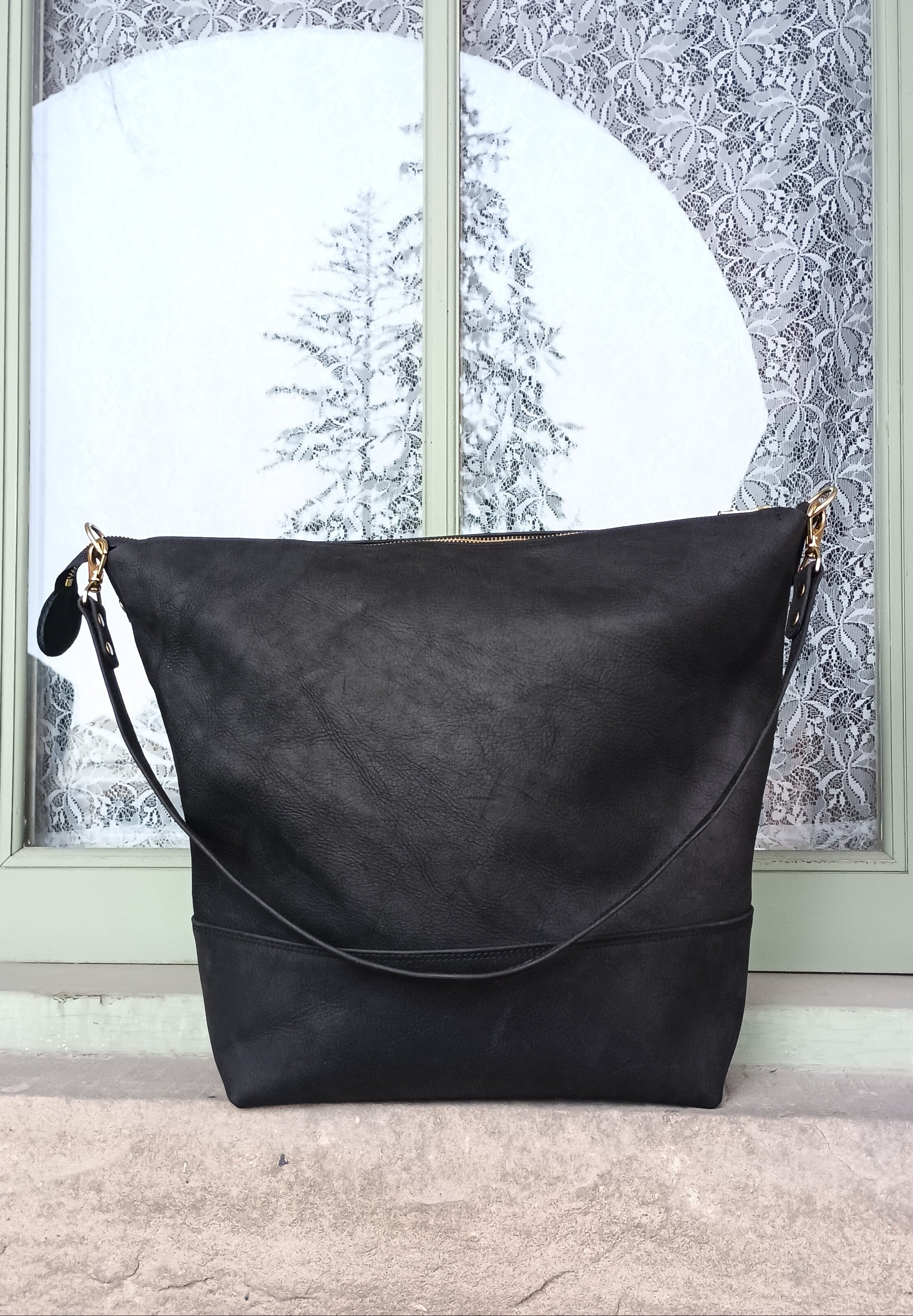 Zip-top single strap tote