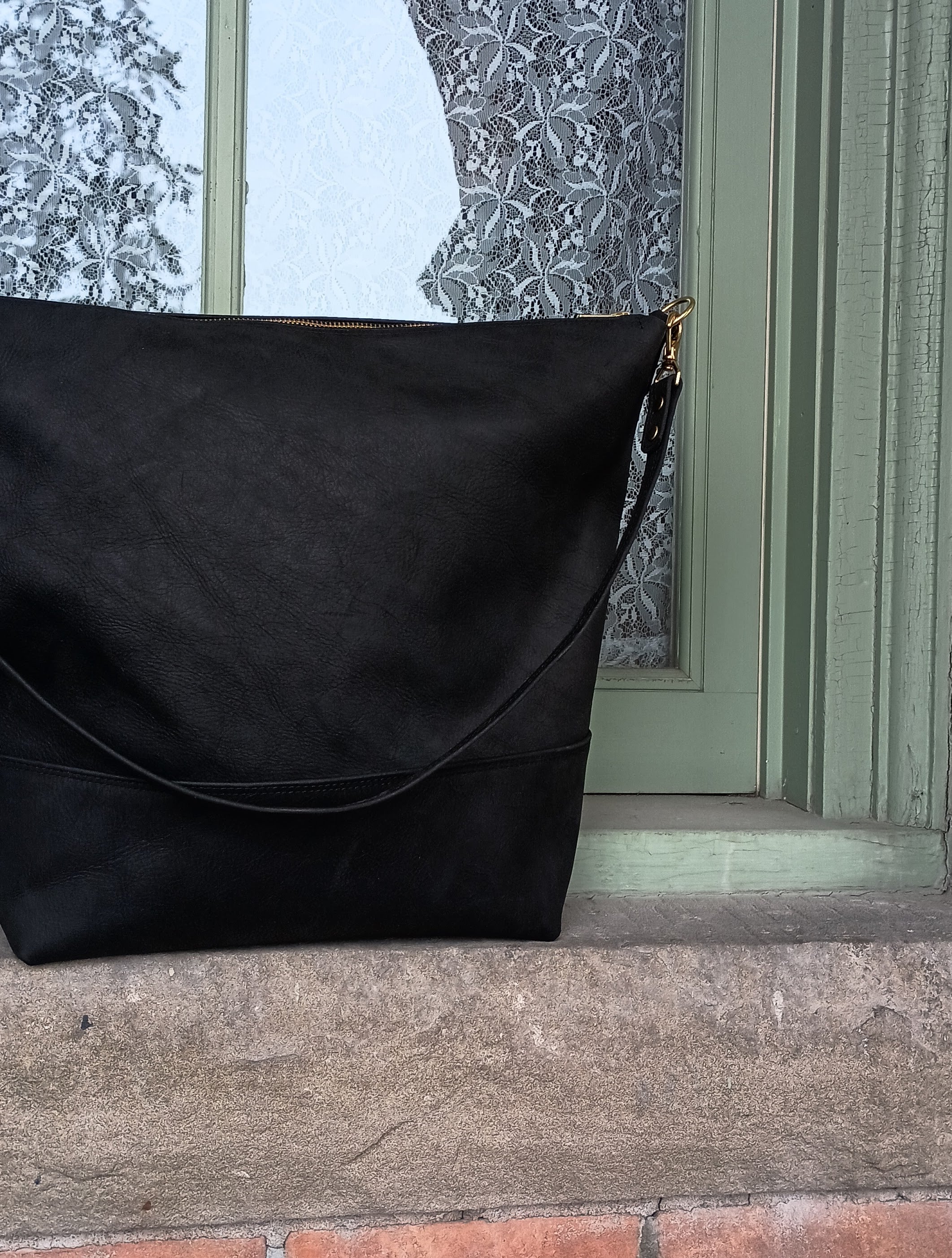 Zip-top single strap tote